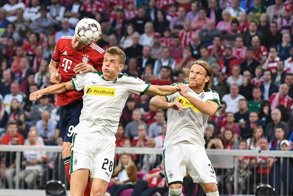 Kopfball von Robert Lewandowski (FC Bayern Muenchen 9) gegen Matthias Ginter (Borussia Moenchengladbach 28), FC Bayern Muenchen - Borussia Moenchengladbach, Fussball, Bundesliga, 06.10.2018 DFL REGULA ...