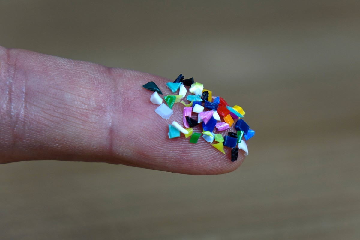 Zeigefinger mit Mikroplastik Zeigefinger mit Mikroplastik, 19.04.2024, Borkwalde, Brandenburg, Auf einem Zeigefinger befindet sich Mikroplastik. *** Index finger with microplastic Index finger with mi ...