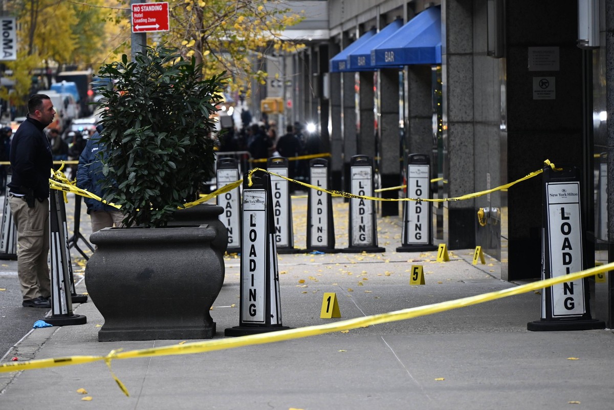 RECORD DATE NOT STATED New york city police crime scene places evidence markers at fatal shooting scene of united healthcare ceo brian thompson in midtown manhattan new york new police mark evidence f ...