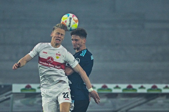 01.06.2023, Baden-W�rttemberg, Stuttgart: Fu�ball: Bundesliga - Relegation, VfB Stuttgart - Hamburger SV, Relegation, Hinspiele in der Mercedes-Benz-Arena, Stuttgarts Chris F�hrich (l) und Hamburgs Mo ...