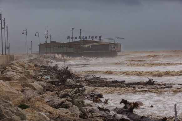 ROMAGNOLA RIVIERA: Rimini - the beach, the rivers, exceptional flooding puts the city to the test with waves 5 m high and the rivers on the overflowing wave - Rimini 16 May 2023 Ph Giorgio Salvatori E ...