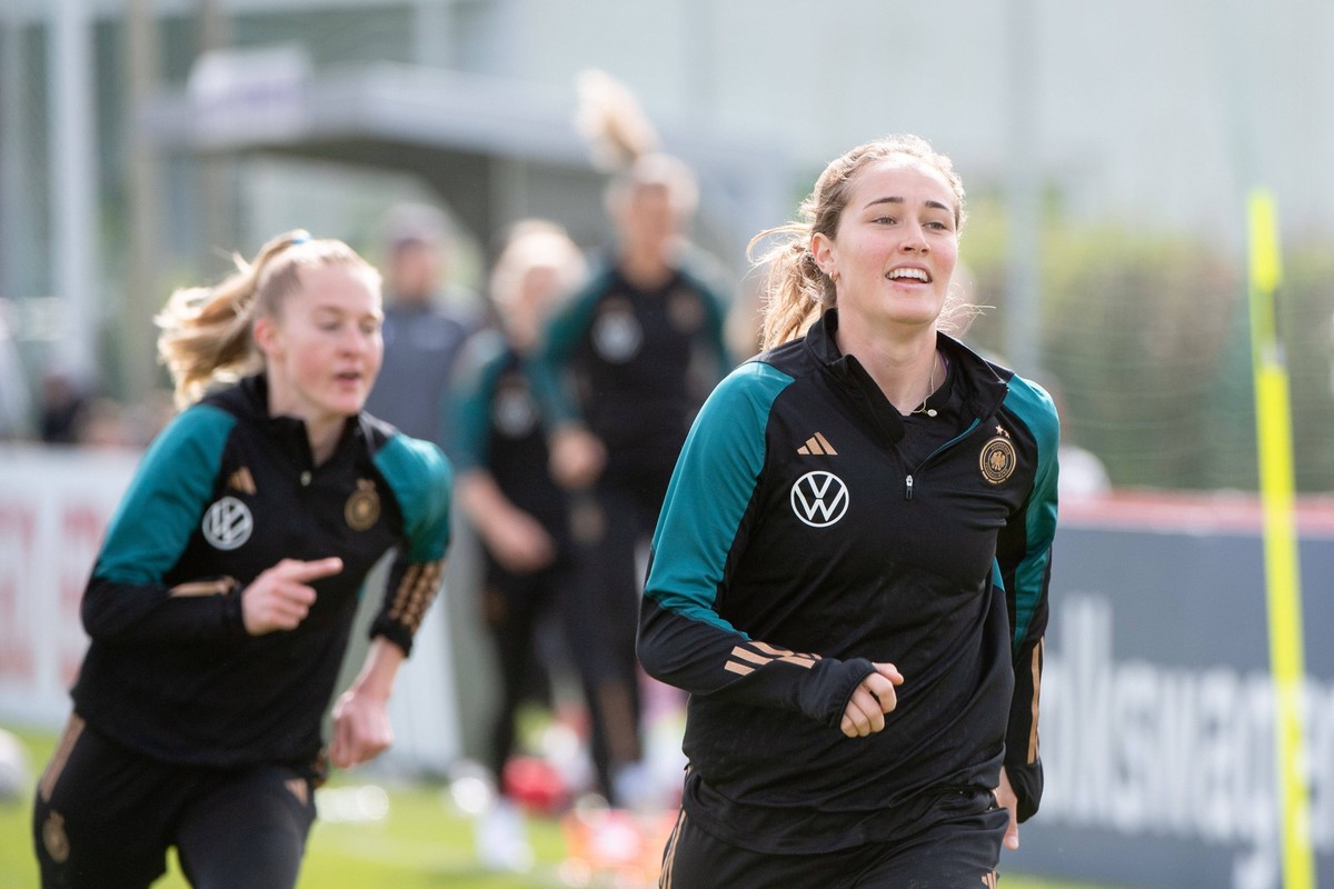 Sydney Lohmann Deutschland, 08, dahinter Janina Minge Deutschland, 14, AUT, Training DFB Frauen Nationalmannschaft Deutschland, UEFA Womens Euro 2025 Qualifikation, Lehrgang in Hagenberg Oesterreich, ...