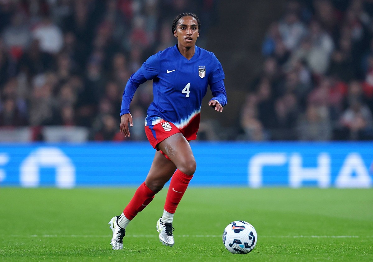 England v United States - Women s International Friendly, L�nderspiel, Nationalmannschaft Naomi Girma of USA on the ball during the Women s international friendly between England and the USA at Wemble ...