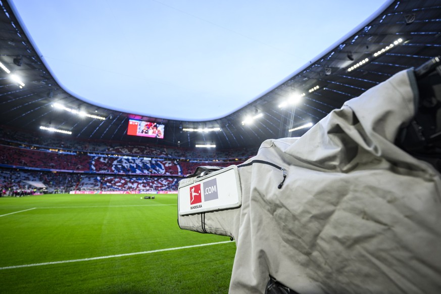 ARCHIV - 24.02.2024, Bayern, München: Fußball: Bundesliga, Bayern München - RB Leipzig, 23. Spieltag, Allianz Arena. Eine TV-Kamera steht vor dem Spiel im Stadion. Die TV-Ausschreibung der DFL geht in ...