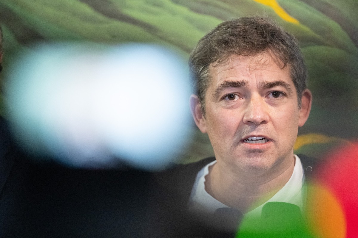 17.03.2025, Baden-Württemberg, Stuttgart: Michael Ballweg, Gründer der «Querdenken»-Bewegung, steht in einer Verhandlungspause in einem Foyer des Landgerichts Stuttgart. Ballweg steht seit Monaten weg ...