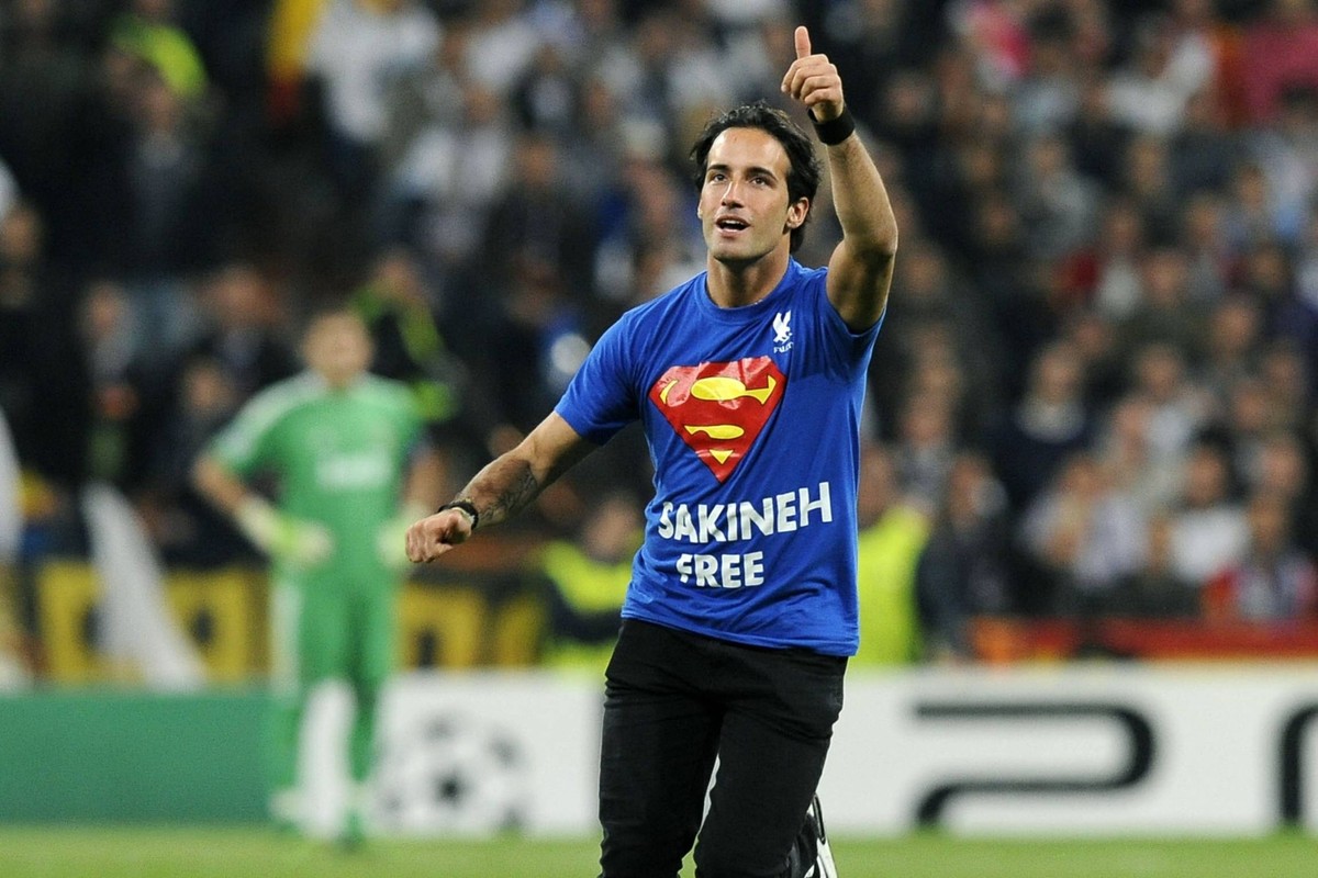 Bildnummer: 06709378 Datum: 19.10.2010 Copyright: imago/Gribaudi/ImagePhoto
Champions League - Real Madrid (weiss) - AC Mailand (rot) - Flitzer Mario Ferri stürmt den Rasen des Estadio Bernabeu - PUBL ...