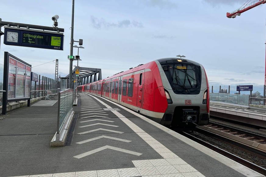 Stock- und Symbolbilder I 08.03.2023 S-Bahn und Öffentlicher Personennahverkehr, ÖPNV, S-Bahn, Elbbrücken, Elbbruecken, Schienen, Buxtehude, S3, S31, Bahnsteig, Zugzielanzeiger, durchfahrt, baustelle  ...