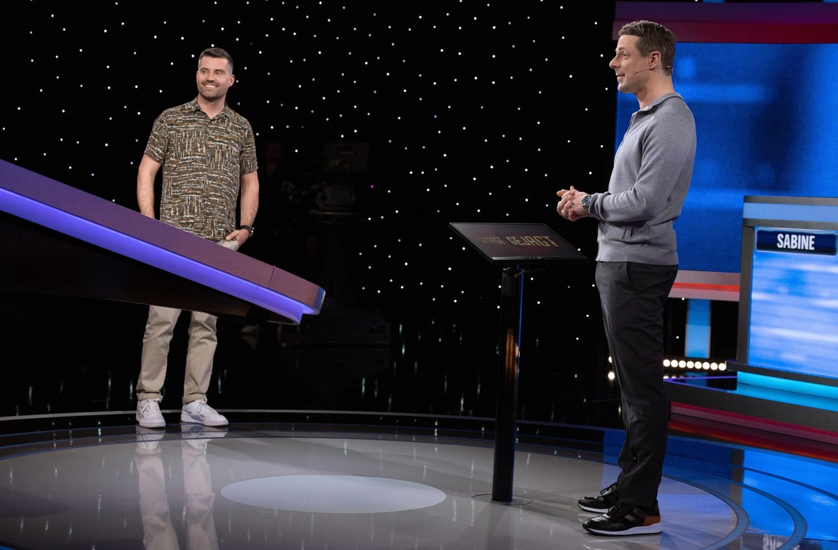 ARD GEFRAGT - GEJAGT FOLGE 753, &quot;Alexander Bommes präsentiert beliebtes Quizformat&quot;, am Dienstag (28.05.24) um 18:00 Uhr im ERSTEN.
Moderator Alexander Bommes (r.) mit dem Kandidaten Mikko B ...