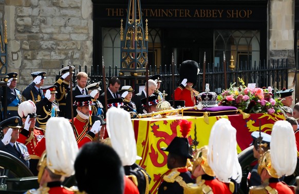 Im Rahmen der Beerdigung der Queen wurde der Sarg heute zur Westminster Abbey getragen.