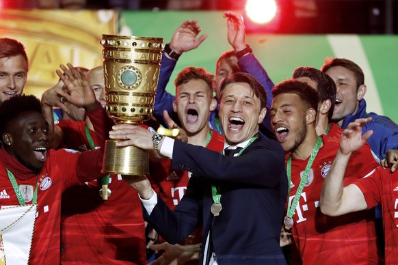 KOVAC Niko Trainer Team FC Bayern Muenchen bei der Siegerehrung mit dem DFB Pokal und seiner Mannschaft DFB Pokal Endspiel 2019 in Berlin Spiel RB Leipzig - FC Bayern Muenchen 0 : 3 am 25. Mai 2019 im ...