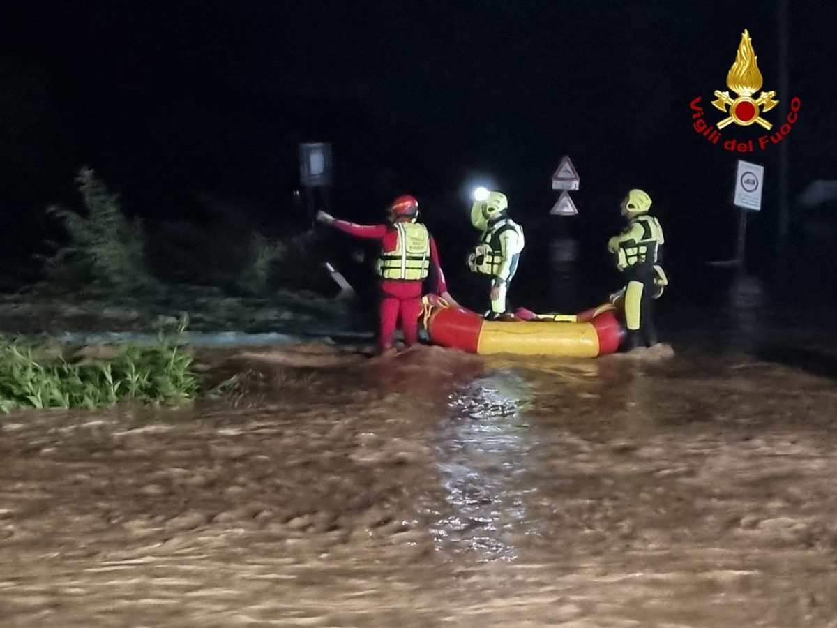 HANDOUT - 24.09.2024, Italien, Montecatini Val di Cecina: Einsatzkr�fte suchen einen �berschwemmten Bereich ab. Zwei deutsche Touristen werden nach starkem Regen in der Toskana von den Fluten eines Ba ...