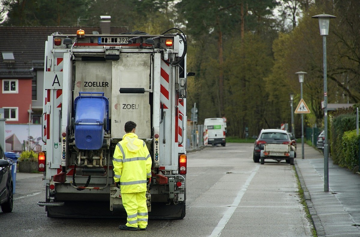 Die Mitarbeiter der Müllabfuhr sind bei jedem Wetter im Einsatz.