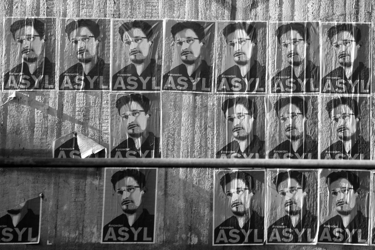 Plakate mit dem Konterfei von Edward Snowden und dem Schriftzug Asyl h�ngen in K�ln. Edward Snowden ist ein ehemaliger technischer Mitarbeiter der US-amerikanischen Geheimdienste CIA, NSA und DIA. Im ...