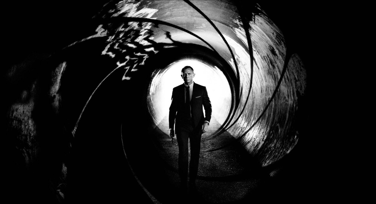 Daniel Craig Poster Characters: James Bond Film: James Bond: Skyfall Skyfall Usa/Uk 2012, Director: Sam Mendes 23 October 2012 PUBLICATIONxINxGERxSUIxAUTxONLY Copyright: MaryxEvansxAFxArchivexColumbia ...