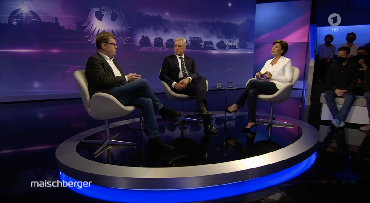 Ralf Stegner (SPD, li.) und Norbert Roettgen (CDU) sehen die Dinge ganz anders im Gespräch mit Sandra Maischberger (re.)