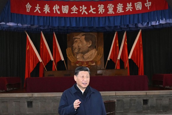 Xi Jinping, Präsident von China, spricht bei seinem Besuch des siebten Nationalkongresses der Kommunistischen Partei Chinas. Die Kommunistische Partei Chinas hält ihren Nationalkongress alle fünf Jahr ...