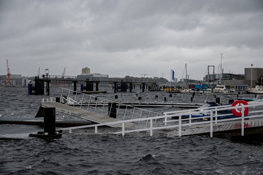 Kiel, Deutschland, 20.10.2023, Sturmflut an der Ostsee sorgt auch in Kiel f�r steigende Wasserpegel. Impressionen aus der Kieler Innenf�rde am Freitagnachmittag. *** Kiel, Germany, 20 10 2023, storm s ...