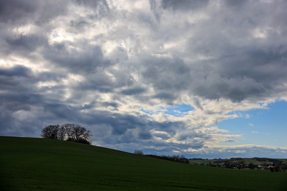 ARCHIV - 23.03.2023, Sachsen-Anhalt, Petersberg: Wolken ziehen bei frischem Wind über die Landschaft von Sachsen-Anhalt. 

Im März 2023 hat es viel geregnet. (zu dpa: «Wechselhaftes Wetter in Sachsen- ...