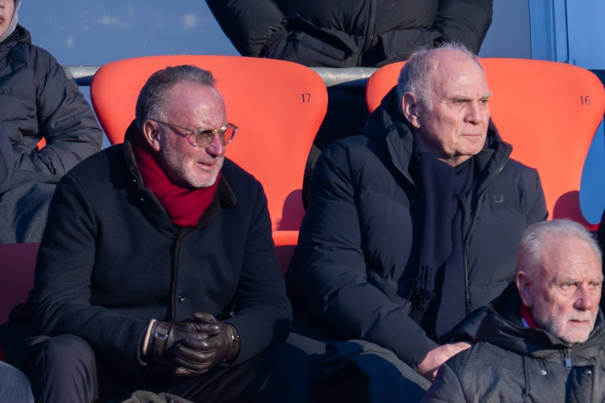 Karl-Heinz Rummenigge, Uli Hoeness Aufsichtsratsmitglied FC Bayern Muenchen eV sowie Ehrenpraesident des FC Bayern, FC Bayern Muenchen vs. SV Werder Bremen, Fussball, Bundesliga, 18. Spieltag, 21.01.2 ...