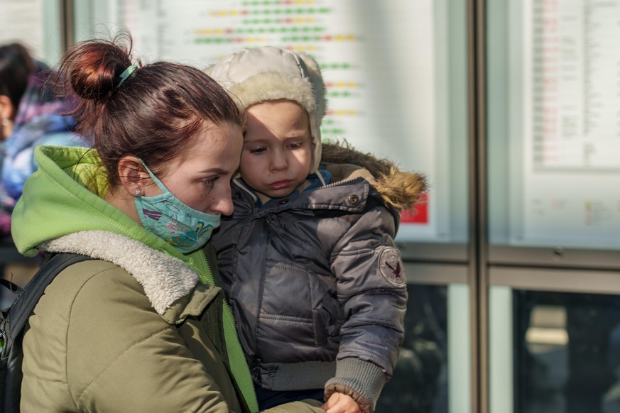 Berlin, ukrainische Flüchtlinge kommen am Berliner Hauptbahnhof an. Die Ukrainer selbst möchten nicht als Flüchtlinge angesehen werden, sondern als Reisende. Eine junge Mutter hält ihr verängstigt sch ...