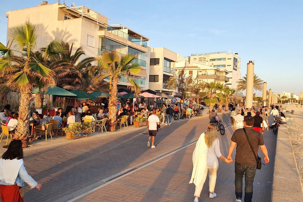 Palma Themenfoto: Urlaub, Mittelmeer, Mallorca, Playa de Palma, 13.05.2022 Restaurant und Bars an der Playa de Palma in Can Pastilla auf Mallorca sind wieder gut besucht, Themenfoto: Urlaub, Mittelmee ...