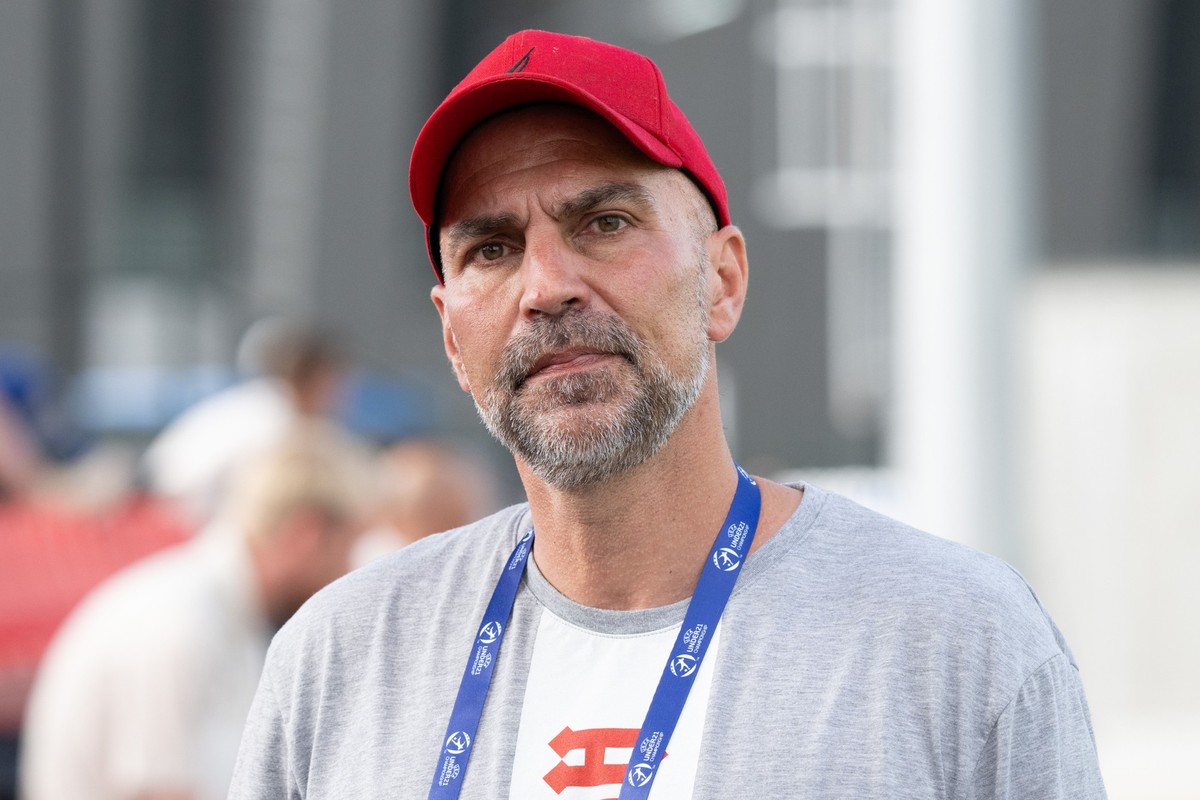 ARCHIV - 26.06.2023, Georgien, Batumi: Markus Babbel, TV Experte, verfolgt das Abschlusstraining der deutschen U21-Nationalmannschaft auf dem Trainingsplatz. (zu dpa: «Babbel: «Würde ich Uli Hoeneß pe ...