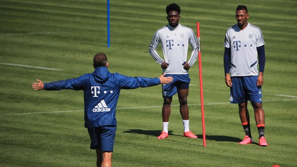 06.05.2020, FCB Training, Saebenerstrasse Muenchen, Fussball, im Bild: Hansi Flick FCB, Alphonso Davies FCB und Jerome Boateng FCB *** 06 05 2020, FCB Training, Saebenerstrasse Munich, Germany, Footba ...