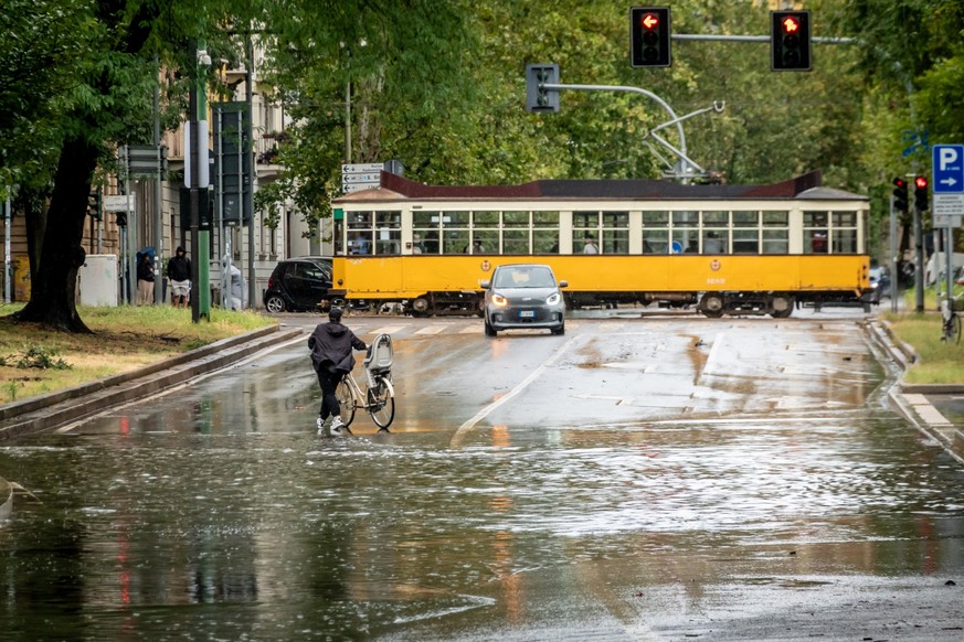 28.08.2023, Italien, Mailand: Blick auf eine �berschwemmte Stra�e. Foto: Claudio Furlan/LaPresse via ZUMA Press/dpa +++ dpa-Bildfunk +++