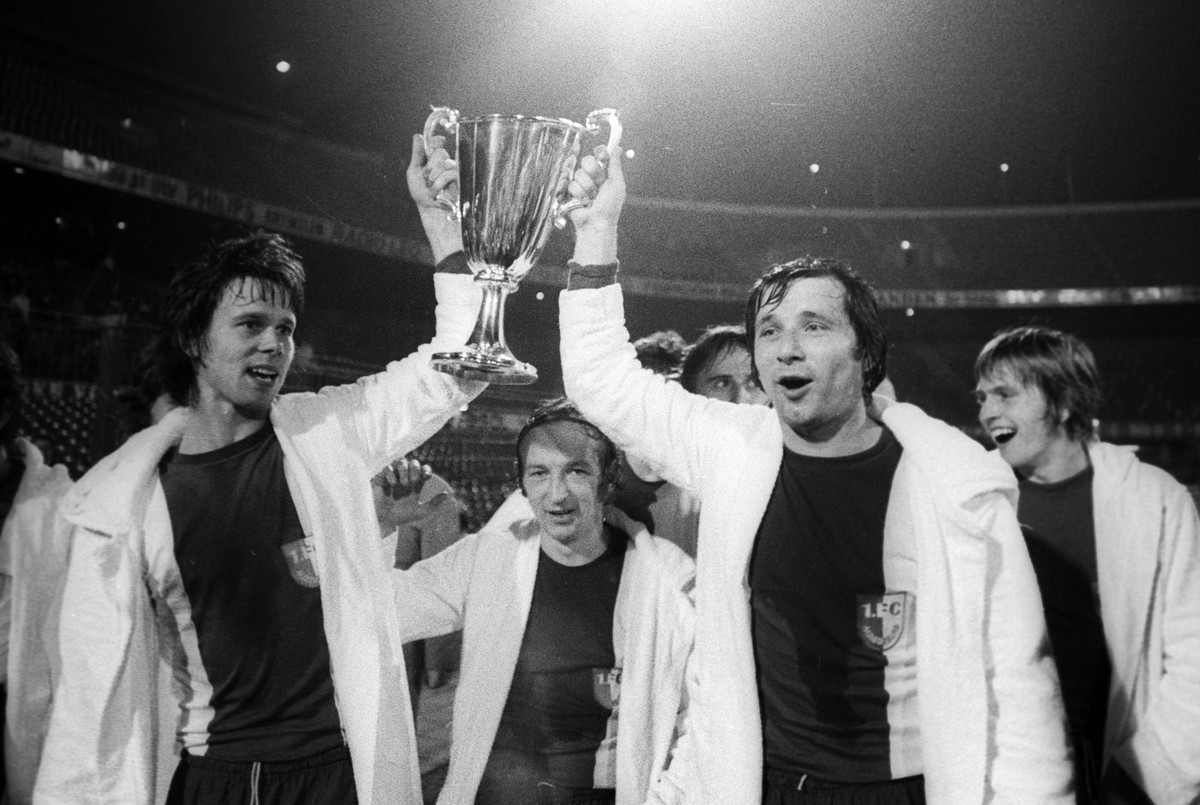 Europapokal der Pokalsieger,1. FC Magdeburg - AC Mailand 2:0 08.05.1974 J�rgen Sparwasser und Manfred Zapf rechts mit dem Pokal *** European cup of the cup winners, 1 FC Magdeburg AC Milan 2 0 08 05 1 ...
