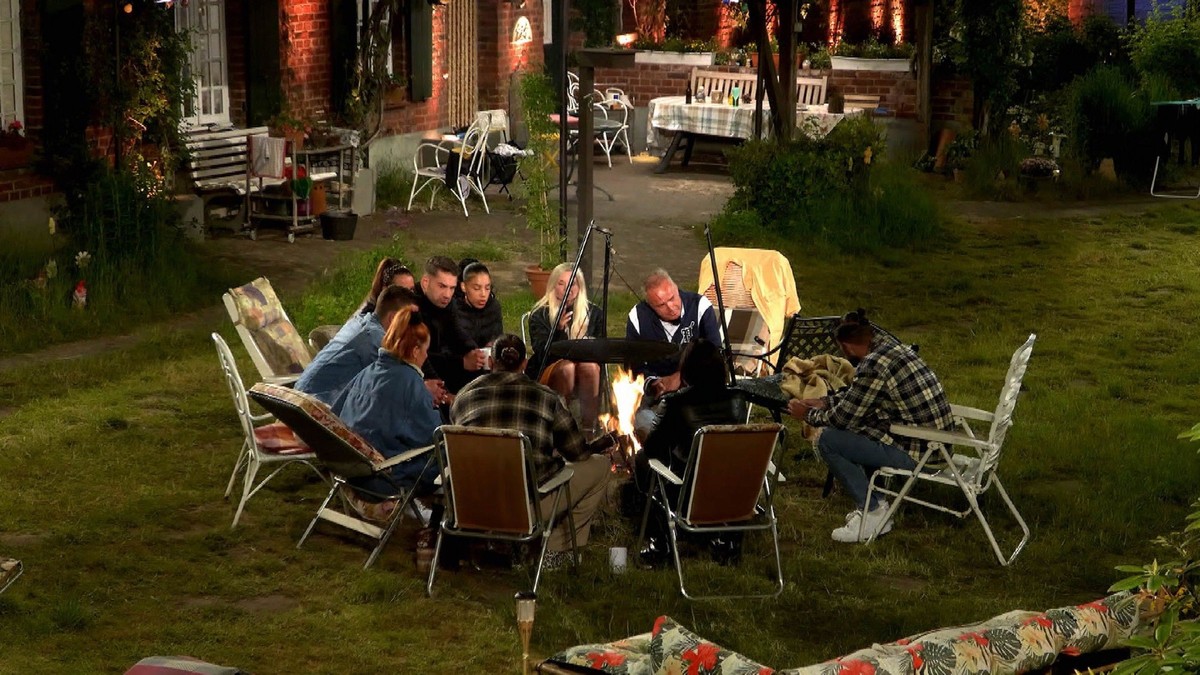 Sommerhaus-Bewohner am Abend der Eskalation.

Die Verwendung des sendungsbezogenen Materials ist nur mit dem Hinweis und Verlinkung auf RTL+ gestattet.