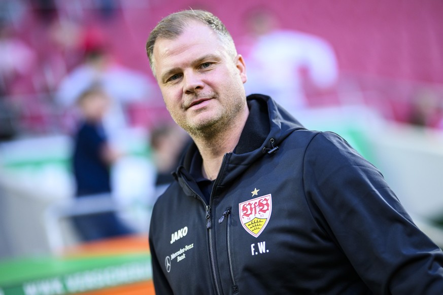 21.04.2023, Bayern, Augsburg: Fußball: Bundesliga, FC Augsburg - VfB Stuttgart, 29. Spieltag, WWK-Arena. Stuttgarts Sportdirektor Fabian Wohlgemuth steht vor dem Spiel im Stadion. Foto: Tom Weller/dpa ...