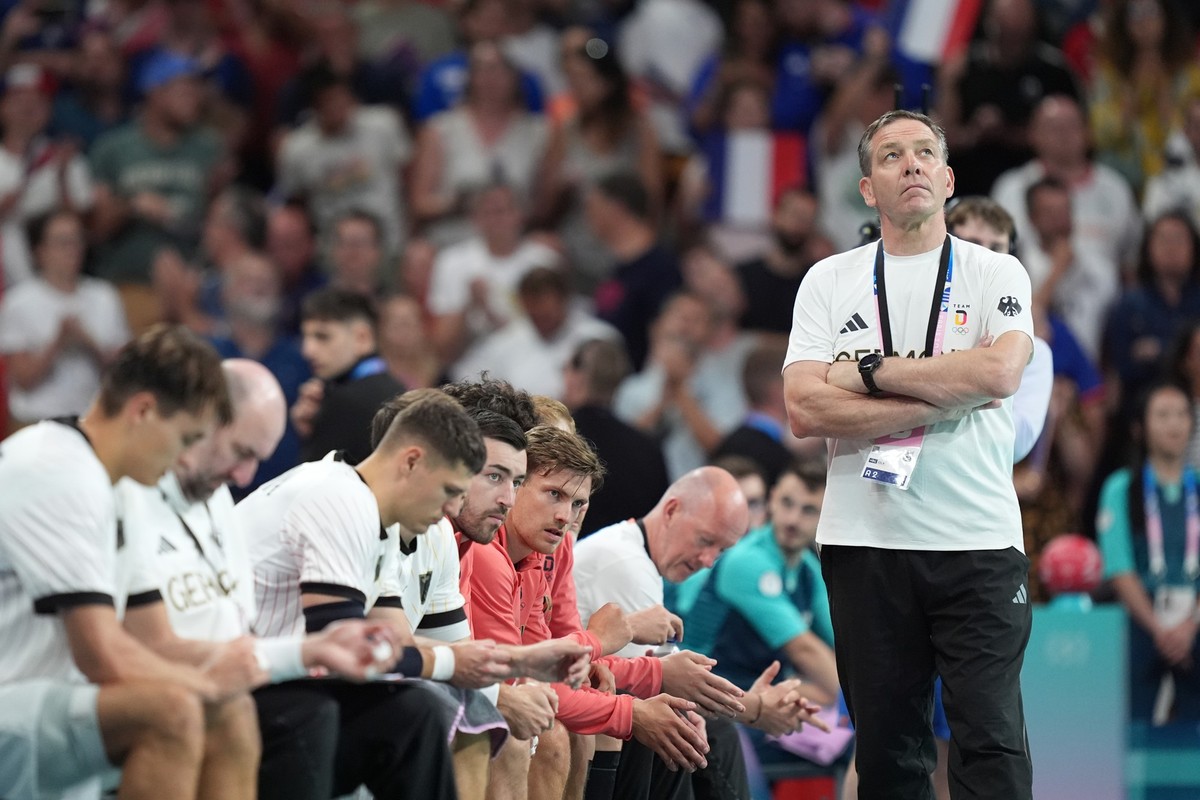 11.08.2024, Frankreich, Lille: Olympia, Paris 2024, Handball, M�nner, Finale, Deutschland - D�nemark, Stade Pierre-Mauroy, Bundestrainer Alfred Gislason schaut nach oben auf die Anzeigetafel. Foto: Ma ...