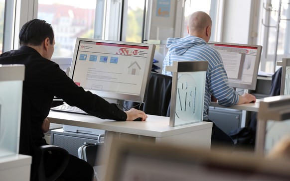 Arbeitssuchende nutzen das Angebot des betreuten Schreibens einer Bewerbung am im Jobcenter in Leipzig.