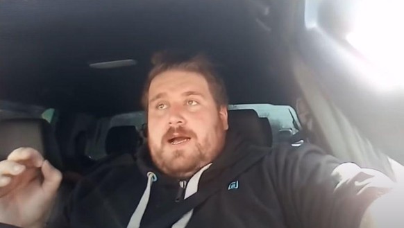 Rainer Winkler, bekannt als Drachenlord, streamt aus seinem Ford Ranger.