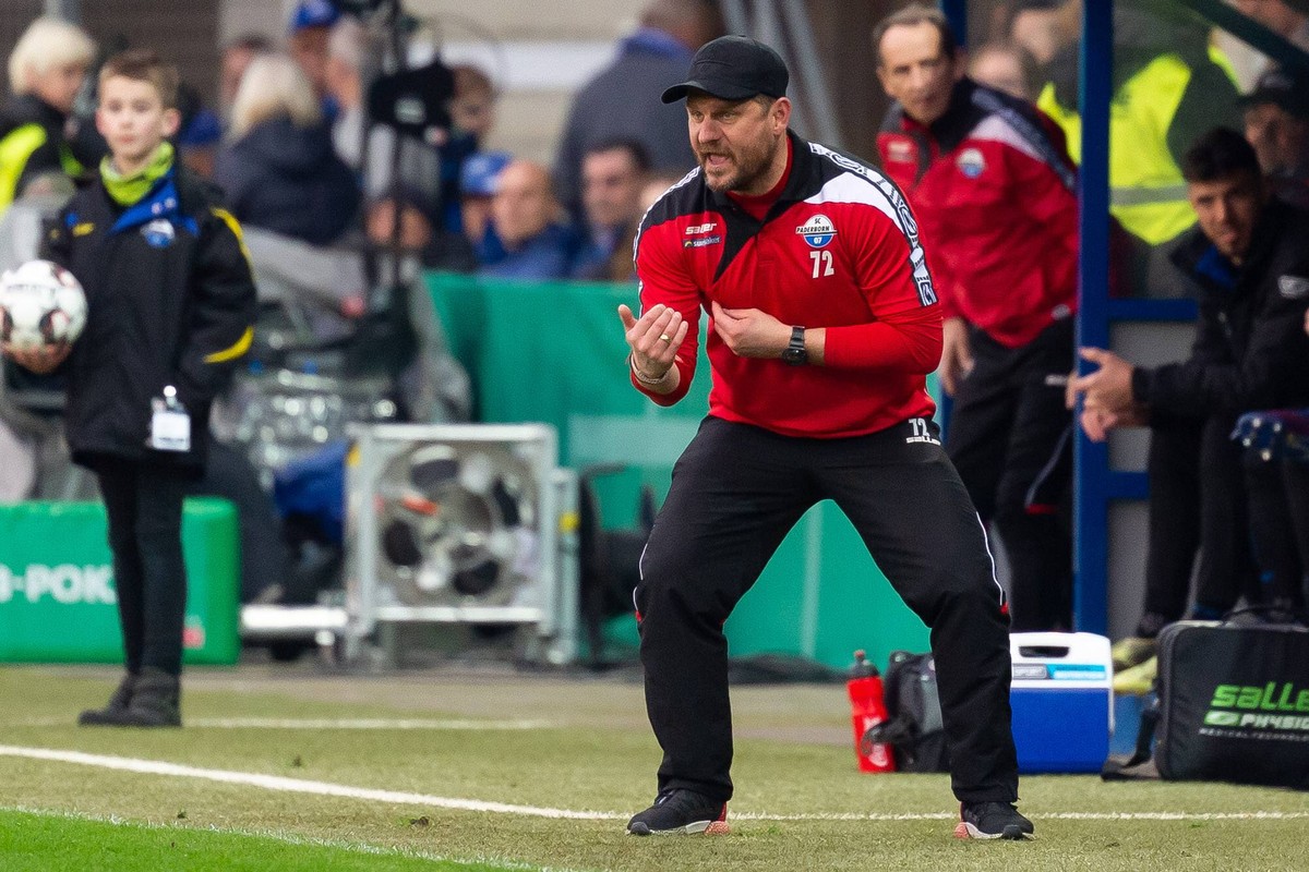 Paderborn, Germany, 02.04.2019, DFB-Pokal Viertelfinale, SC Paderborn 07 - Hamburger SV, Trainer Steffen Baumgart (SCP) gestikuliert, gestures ( DeFodi001 *** Paderborn Germany 02 04 2019 DFB cup quar ...