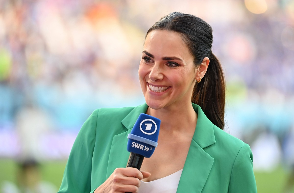 ARD Moderatorin Esther SEDLACZEK, Einzelbild,angeschnittenes Einzelmotiv,Portraet,Portrait,Porträt. Deutschland GER - Japan JPN 1-2 Gruppenphase Gruppe E am 23.11.2022, Khalifa International Stadium. ...
