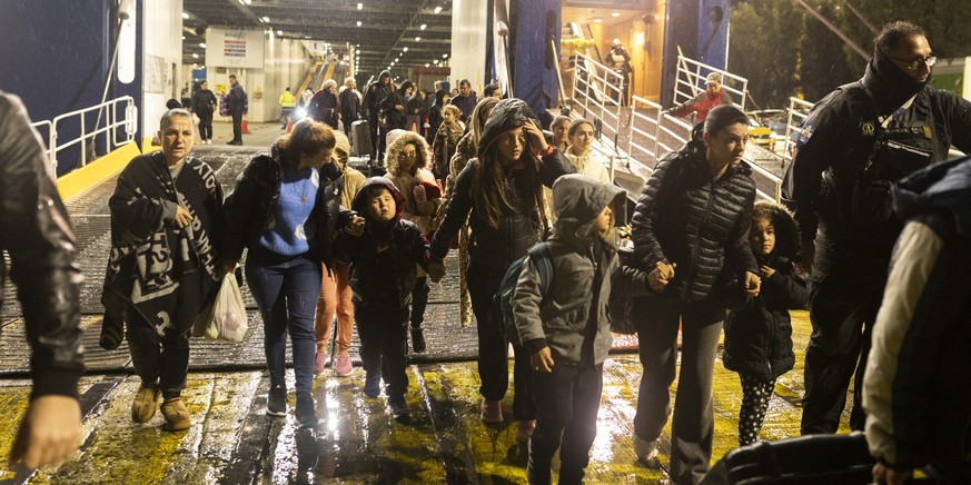 04.02.2025, Griechenland, Pireaus: Menschen steigen im Hafen von Piräus in der Nähe von Athen von einer Fähre, mit der sie die griechische Insel Santorini verlassen haben. Foto: Socrates Baltagiannis/ ...