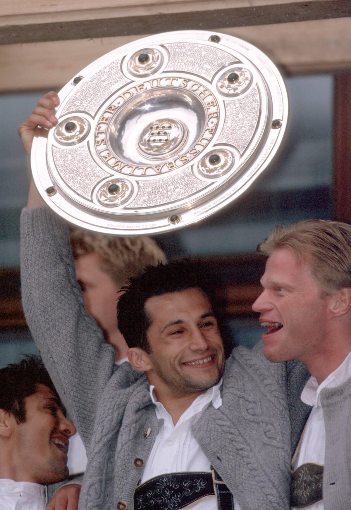 Bildnummer: 00123896 Datum: 22.05.1999 Copyright: imago/CoverSport
Hasan Salihamidzic (li.) und Oliver Kahn (Bayern) mit der Meisterschale in Landestracht; Tracht, Bekleidung, Outfit, Lederhose, Stri ...
