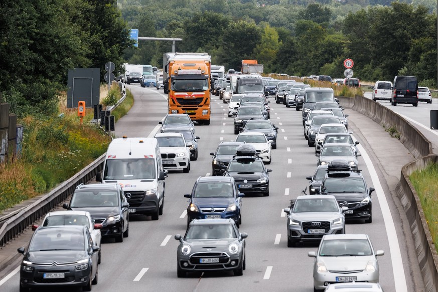 ARCHIV - 16.07.2022, Hamburg: Reiseverkehr aus Schleswig-Holstein in Richtung Süden staut sich in Hamburg auf der Autobahn A1 Höhe Moorfleet. Am Wochenende könnte nach Angaben des Verbands fast jede F ...