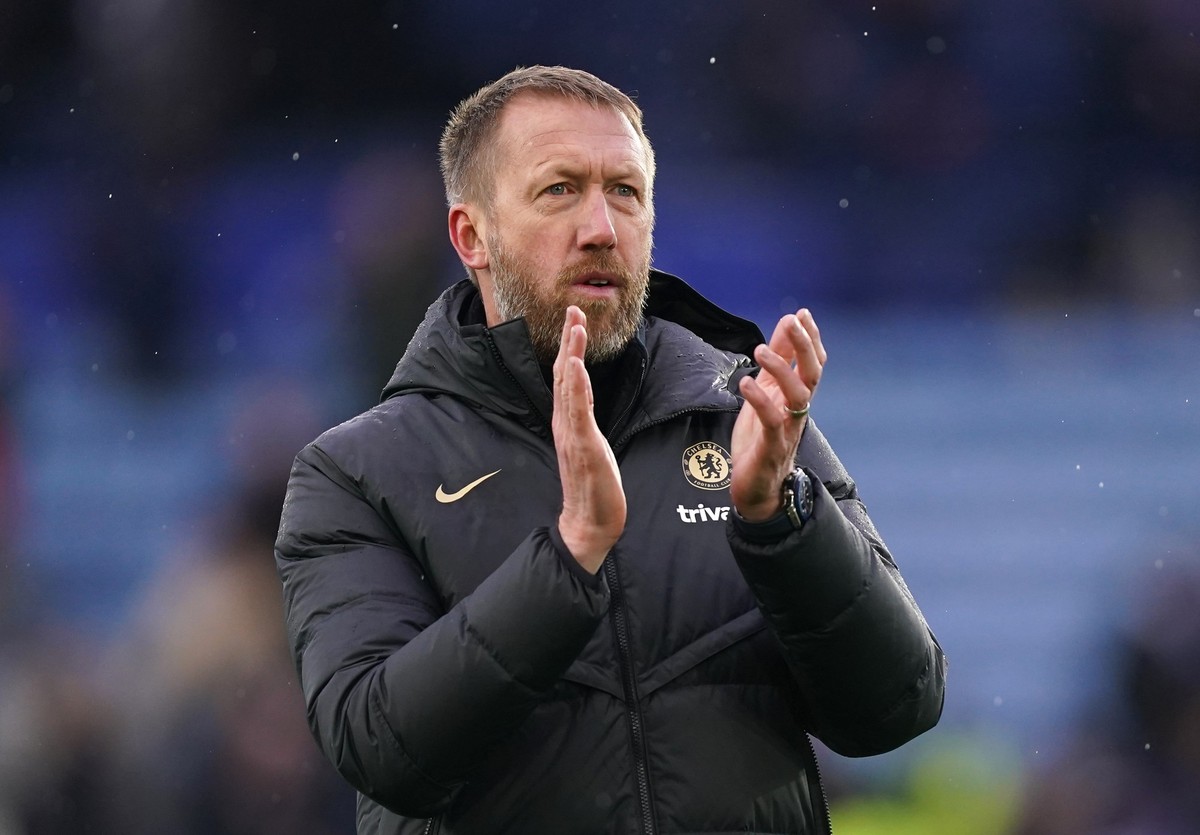 ARCHIV - 11.03.2023, Gro�britannien, Leicester: Fu�ball: Premier League, England, Leicester City - FC Chelsea, 27. Spieltag im King Power Stadium: Graham Potter, Manager von FC Chelsea, applaudiert na ...