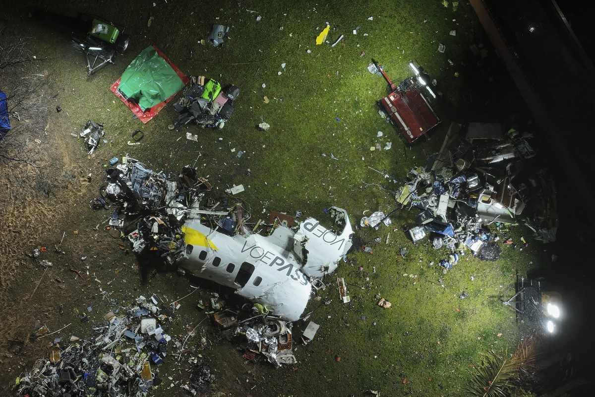 10.08.2024, Brasilien, Vinhedo: Die Trümmer an der Absturzstelle eines Flugzeugs mit 61 Menschen an Bord im brasilianischen Bundesstaat Sao Paulo, am frühen Samstag, 10. August 2024. Die brasilianisch ...