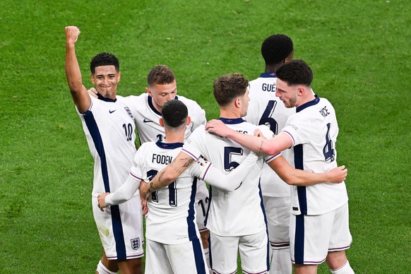 dpatopbilder - 16.06.2024, Nordrhein-Westfalen, Gelsenkirchen: Fu�ball, UEFA Euro 2024, EM, Serbien - England, Vorrunde, Gruppe C, Spieltag 1, Arena auf Schalke, Englands Jude Bellingham (l) jubelt na ...