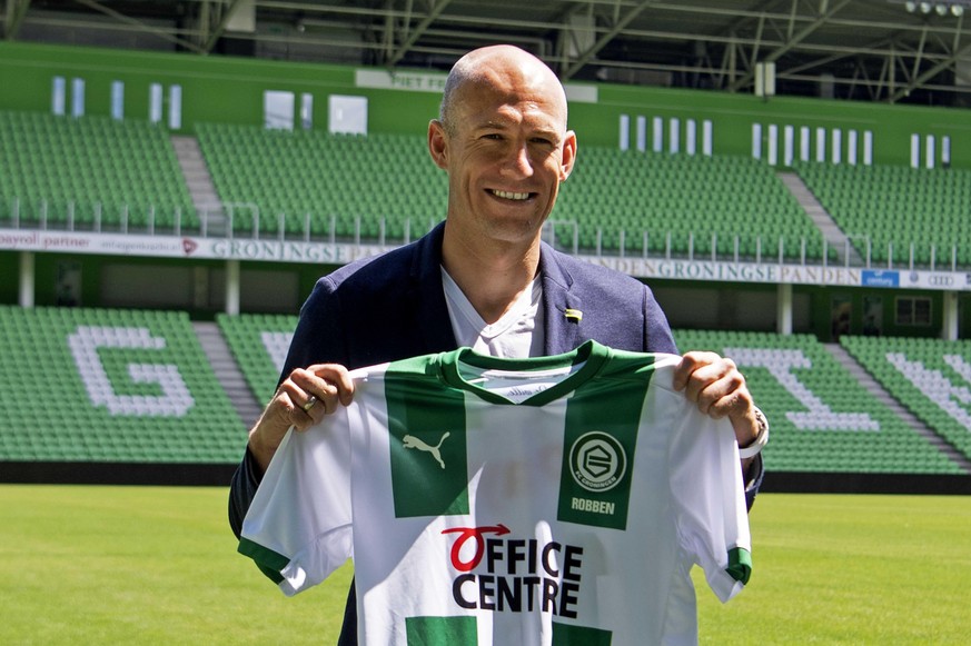 2020-06-28 12:32:53 GRONINGEN - Arjen Robben während seiner Präsentation vor der Presse auf dem Feld des Hitachi Capital Mobility Stadium. Robben kündigte an, dass er seine Karriere als Profifußballer ...