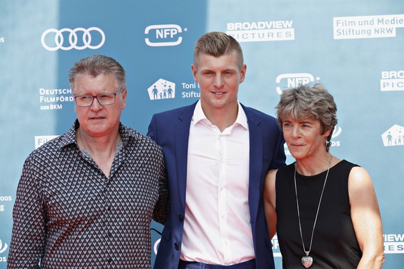 Toni Kroos mit Eltern Birgit und Roland Kroos / Weltpremiere von KROOS am 30. Juni 2019 im Cinedom in K�ln / *** Toni Kroos with Parents Birgit and Roland Kroos World premiere from Kroos on 30 June 20 ...