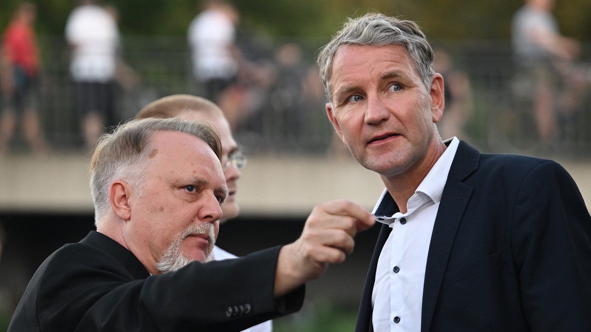 07.09.2023, Brandenburg, Oranienburg: Roman Kuffert (l, AfD) unterhält sich mit dem Thüringer AfD-Fraktionschefs Björn Höcke (r) vor dem Oranienburger Schloss. Foto: Britta Pedersen/dpa +++ dpa-Bildfu ...