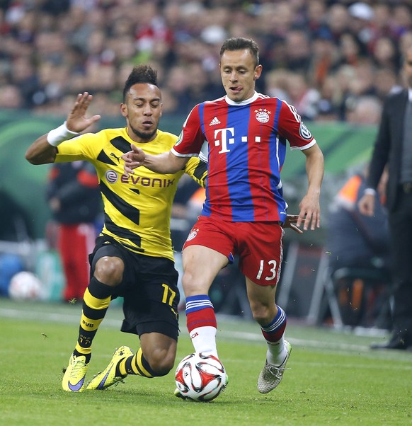 RAFINHA Team FC Bayern Muenchen mit AUBAMEYANG Pierre DFB Pokal Saison 2014-2015 Halbfinale FC Bayer Muenchen-Borussia Dortmund am 28. April 2015 in der Allianz Arena in Muenchen PUBLICATIONxINxGERxSU ...