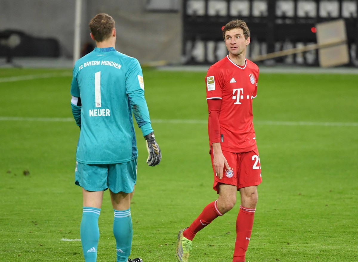 1. BUNDESLIGA GLADBACH - FC BAYERN MUENCHEN Thomas Mueller, Thomas Müller Bayern Muenchen, Torwart Manuel Neuer Bayern Muenchen, v.re. 08.01.2021, Fussball GER, Saison 2020 2021, 1. Bundesliga, 15. Sp ...