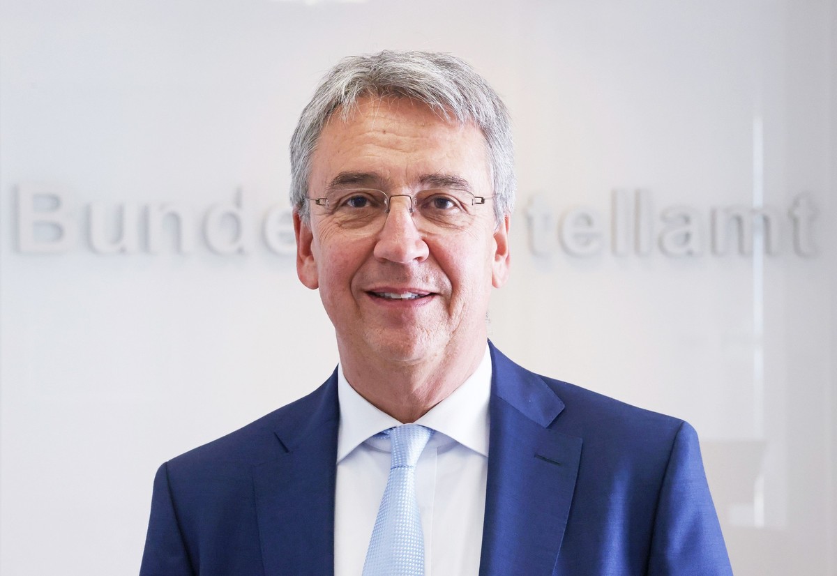 ARCHIV - 30.08.2022, Nordrhein-Westfalen, Bonn: Andreas Mundt, Pr�sident des Bundeskartellamtes, steht im Eingangsbereich der Beh�rde. (zu dpa &quot;Raffineriegesch�ft: Kartellamt hat keine Hinweise a ...