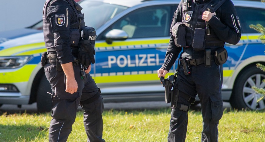 26.09.2023, Mecklenburg-Vorpommern, Pragsdorf: Polizisten stehen im Dorf. Nach dem gewaltsamen Tod eines sechsjährigen Jungen im Südosten Mecklenburg-Vorpommerns hat die Polizei einen 14-jährigen Tatv ...