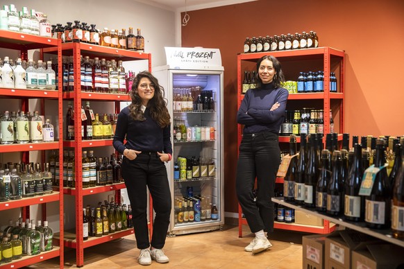 Die beiden Gründerinnen Isabella Steiner und Katja Kauf in ihrem alkoholfreien Späti.